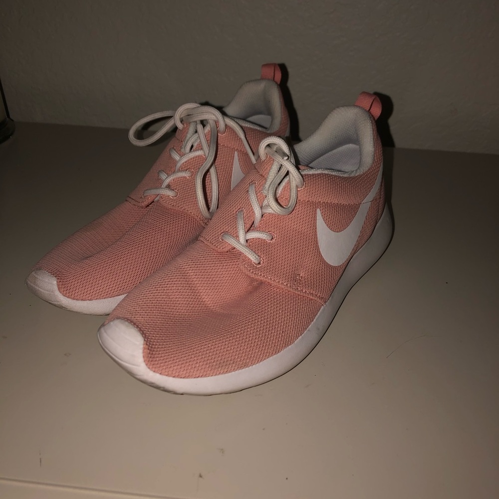 PINK nike roshe’s